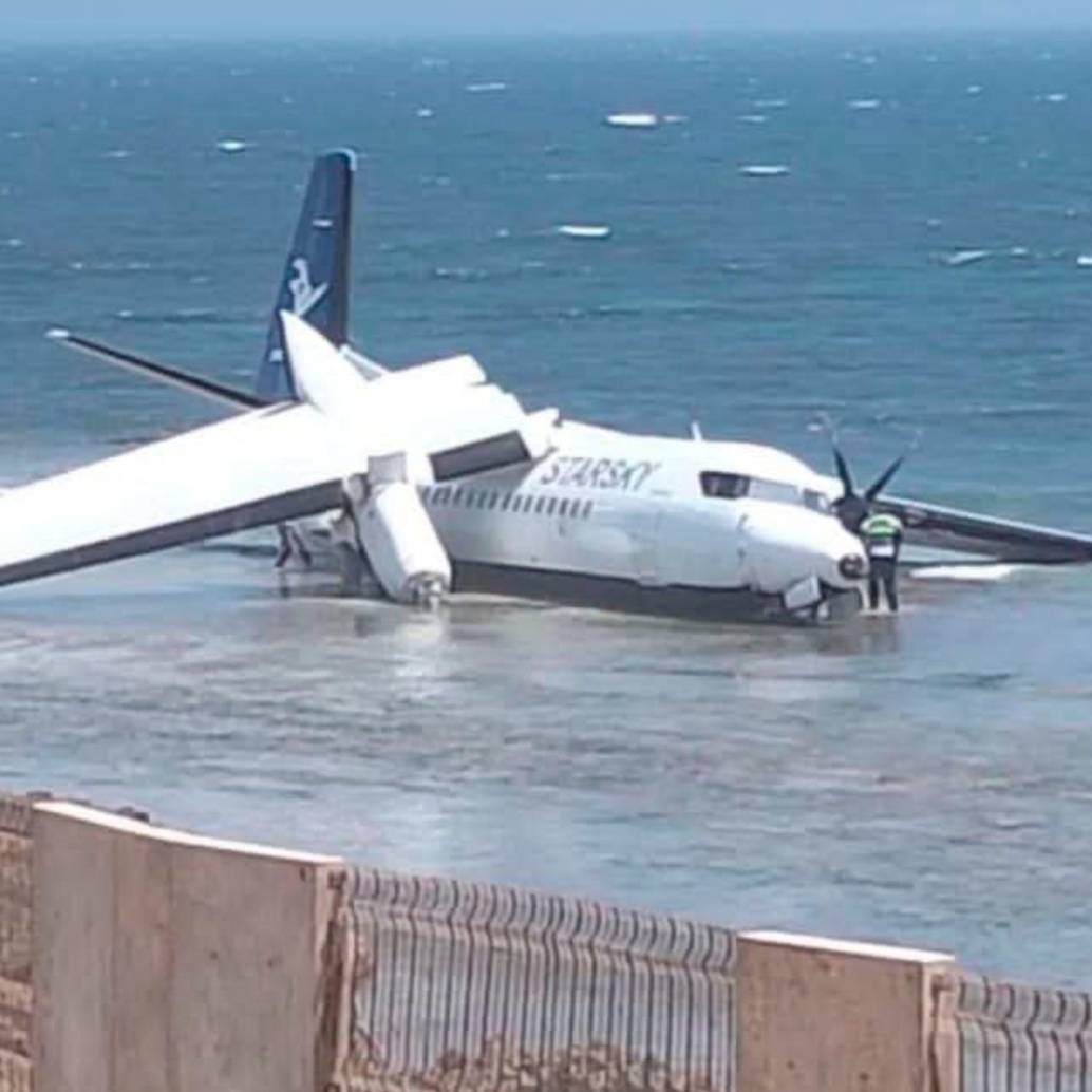 Así quedó el avión de la aerolínea somalí Starsky Airline tras el impacto en la playa. FOTO: Tomada de X @aviationbrk