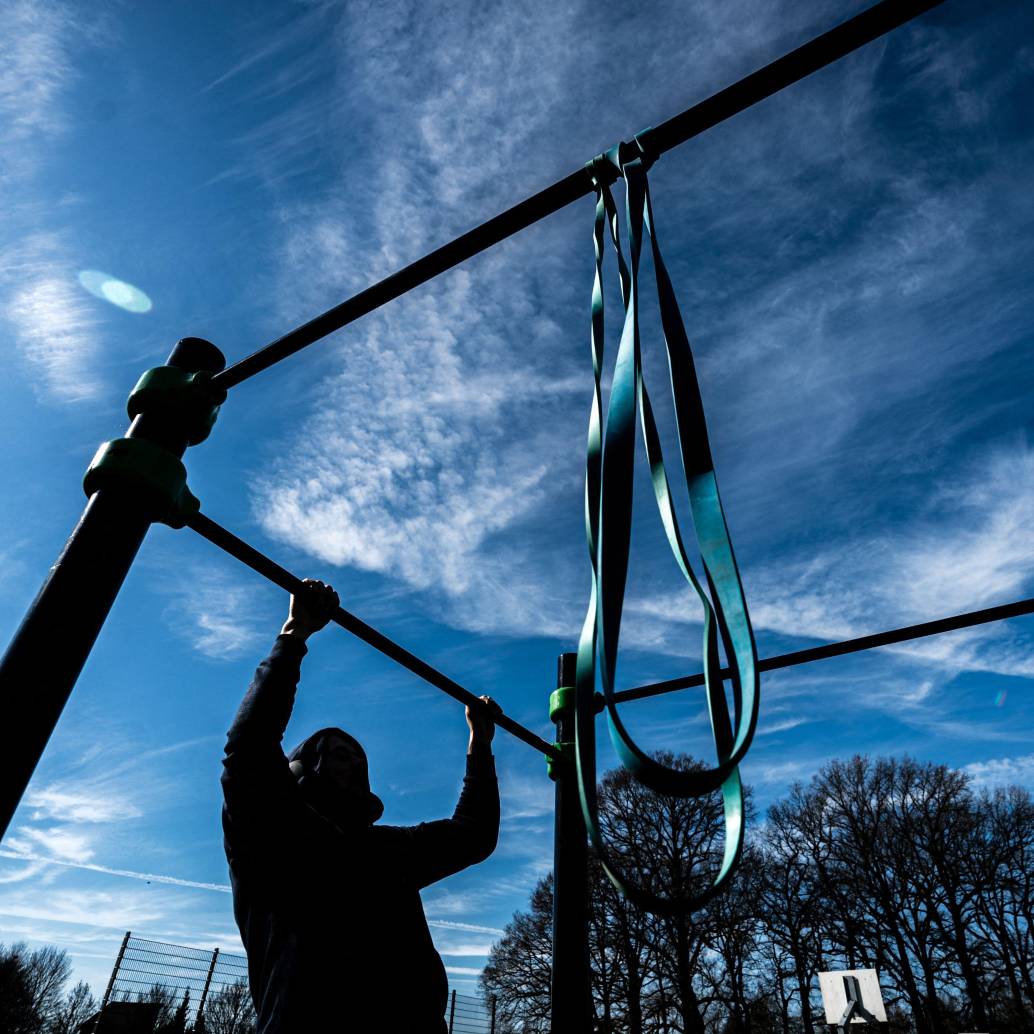 Anotar objetivos y dividirlos en acciones pequeñas es una de las estrategias más efectivas para sostener nuevos hábitos a largo plazo. FOTO AFP