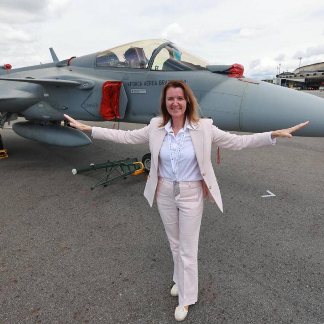 Adelante, la piloto de combate Anna Dellham. Atrás, el “caza” Gripen E de la Fuerza Aérea Brasilera. De estos aviones compraría Colombia a Suecia. FOTO Manuel Saldarriaga