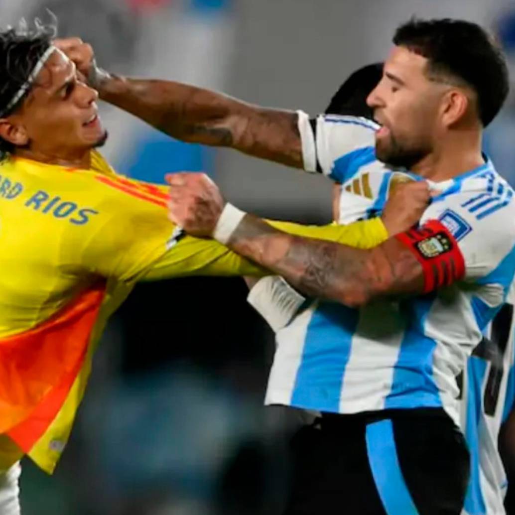 El futbolista colombiano Richard Ríos y el argentino Nicolás Otamendi tuvieron varios encontrones en el partido Colombia-Argentina por eliminatorias en junio. FOTO: AFP