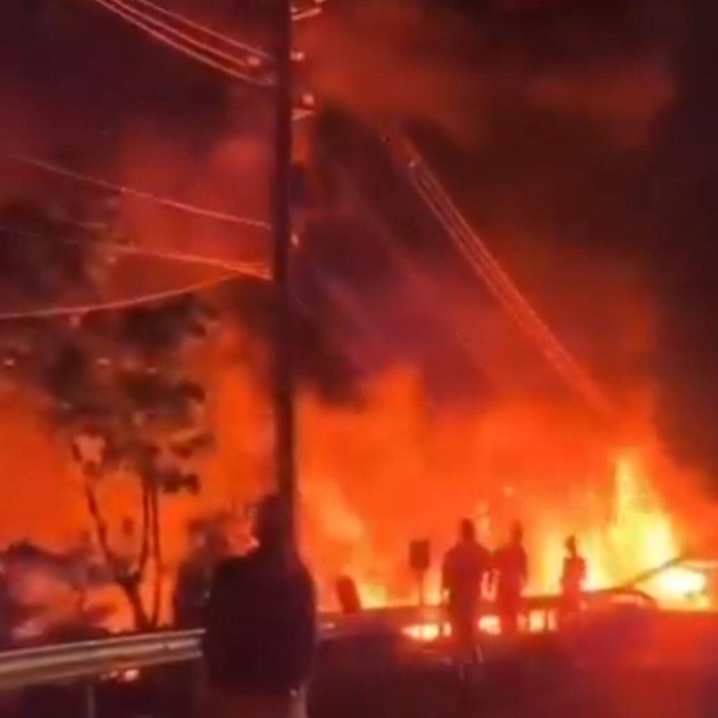 El camión provocó un incendio que tuvo que ser controlado por el cuerpo de Bomberos de municipios aledaños. Foto: Captura videos