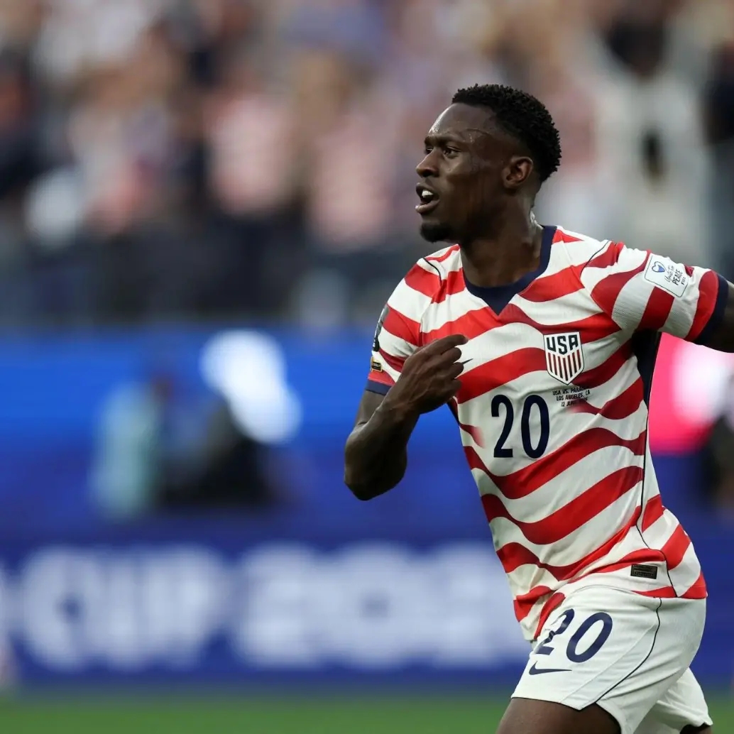 Folarin Balogun pudo jugar los octavos de final pese a que en el partido anterior (16avos de final) fue expulsado con roja directa. Foto: Xinhua