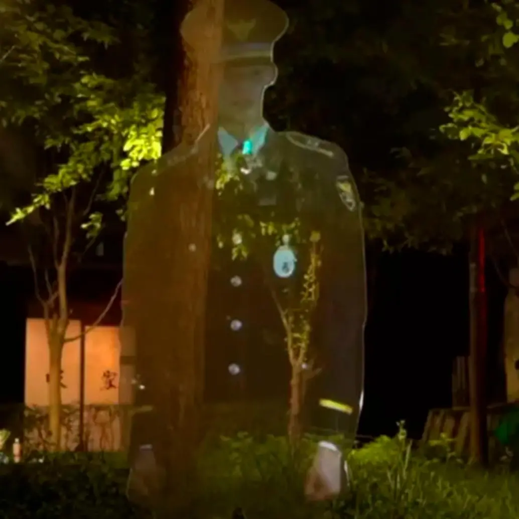 El holograma se proyecta a tamaño real en un parque de Seúl. FOTO: Captura de video