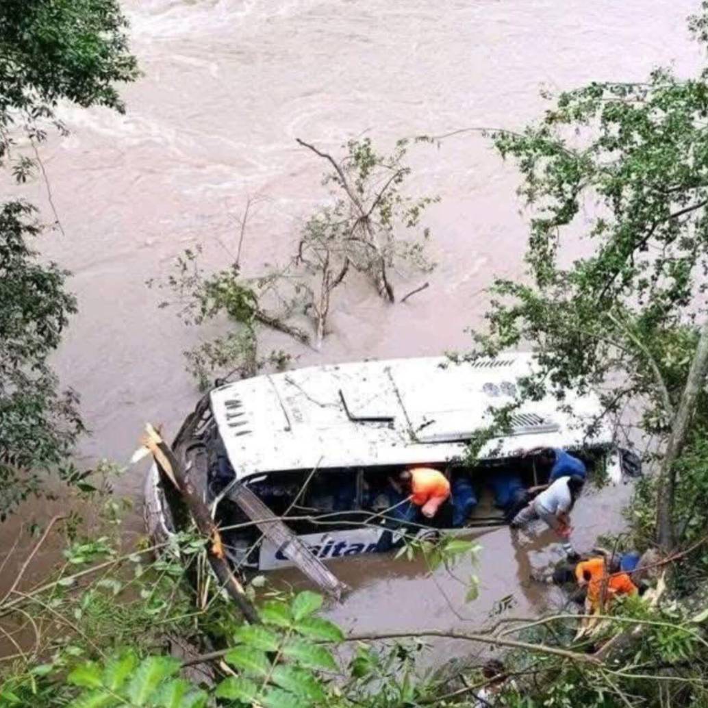 El bus que cubría la ruta Florencia-Cali terminó en el Río Magdalena. Foto: redes sociales 
