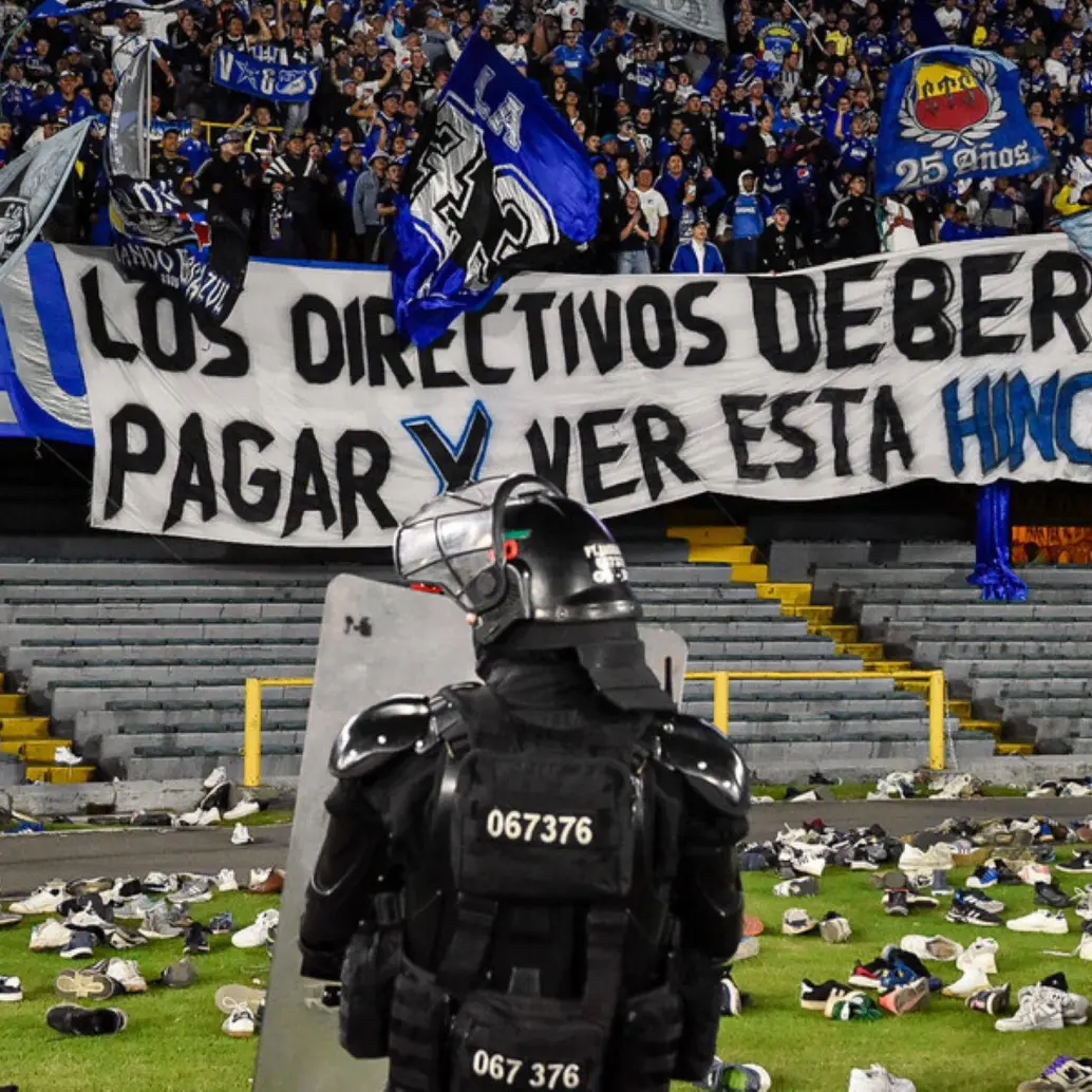 La protesta “póngase en nuestros zapatos” por parte de los hinchas de Millonarios hizo que el partido ante Unión Magdalena se detuviera por 25 minutos. Foto: Colprensa