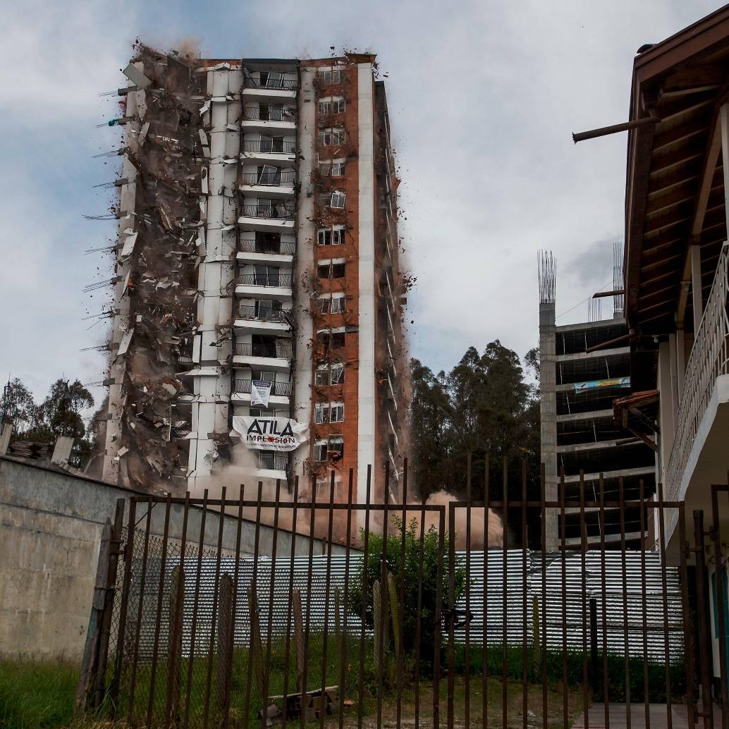 El edificio Altos del Lago, en Rionegro, fue implosionado el 4 de mayo de 2019, luego de encontrar decenas de irregularidades que pusieron en riesgo la vida de 116 familias. Algunos expertos aseguraron que este edificio no se cayó con las familias adentro de milagro. FOTO: JULIO CÉSAR HERRERA