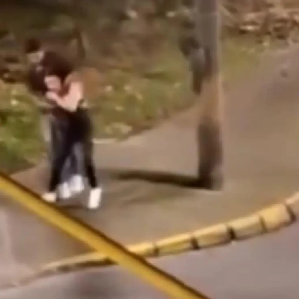 Momento en el que el agresor toma por la espalda a la víctima al parecer intentando ahorcarla. FOTO: Cortesía Denuncias Antioquia.