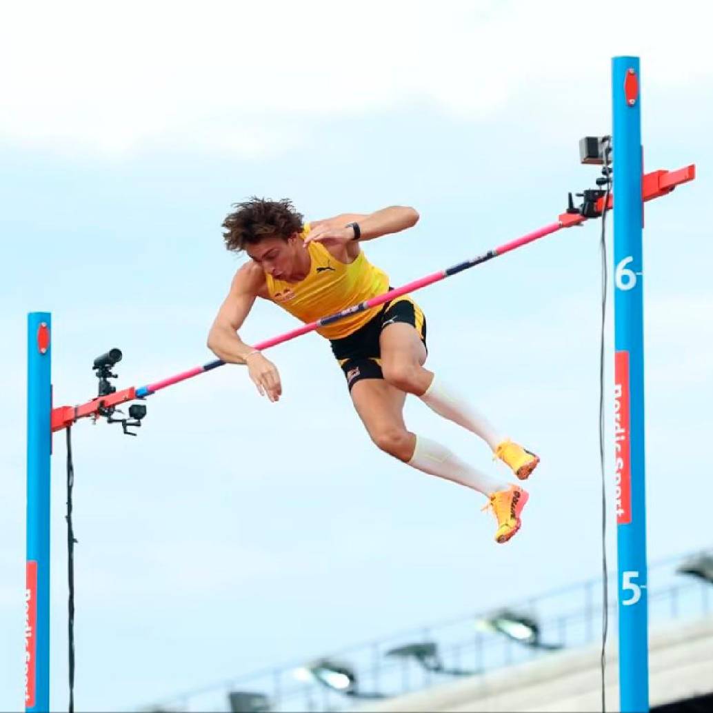 Armand Duplantis, de 25 años de edad, sigue causando sensación en el salto con garrocha. FOTO: @OlympicDeportes