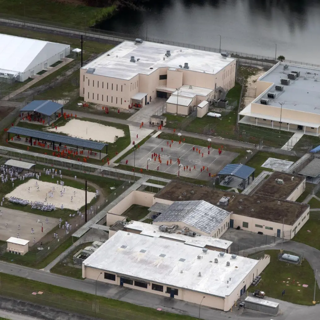<span class="mln_uppercase_mln">El</span><b><span class="mln_uppercase_mln"> centro de detención de migrantes “Alcatraz de los Caimanes” en Florida, Estados Unidos, se encuentra rodeado de una zona de manglares y pantanos, cuyo único acceso es por una carretera. FOTO: GETTY</span></b>