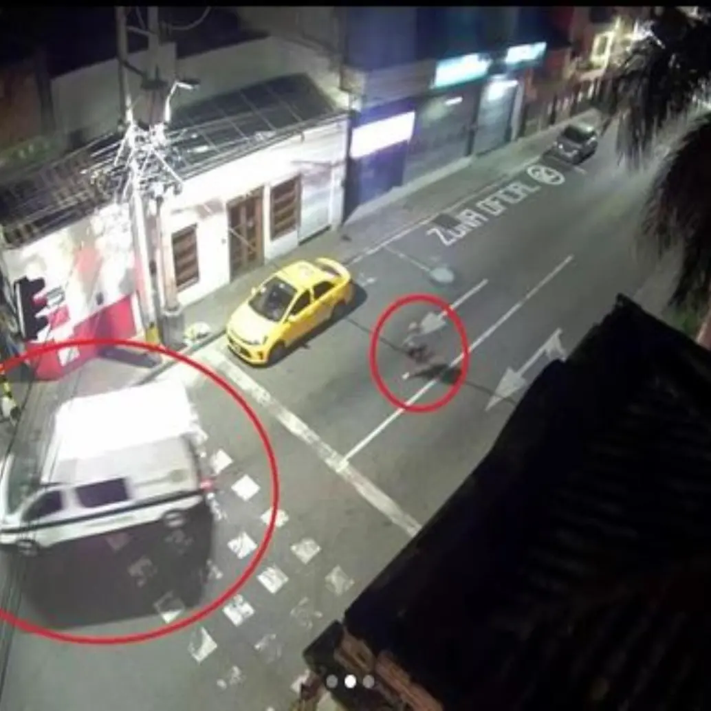 Imagen de las cámaras de seguridad que captaron el suceso en el centro de Envigado. FOTO: imagen tomada de redes.