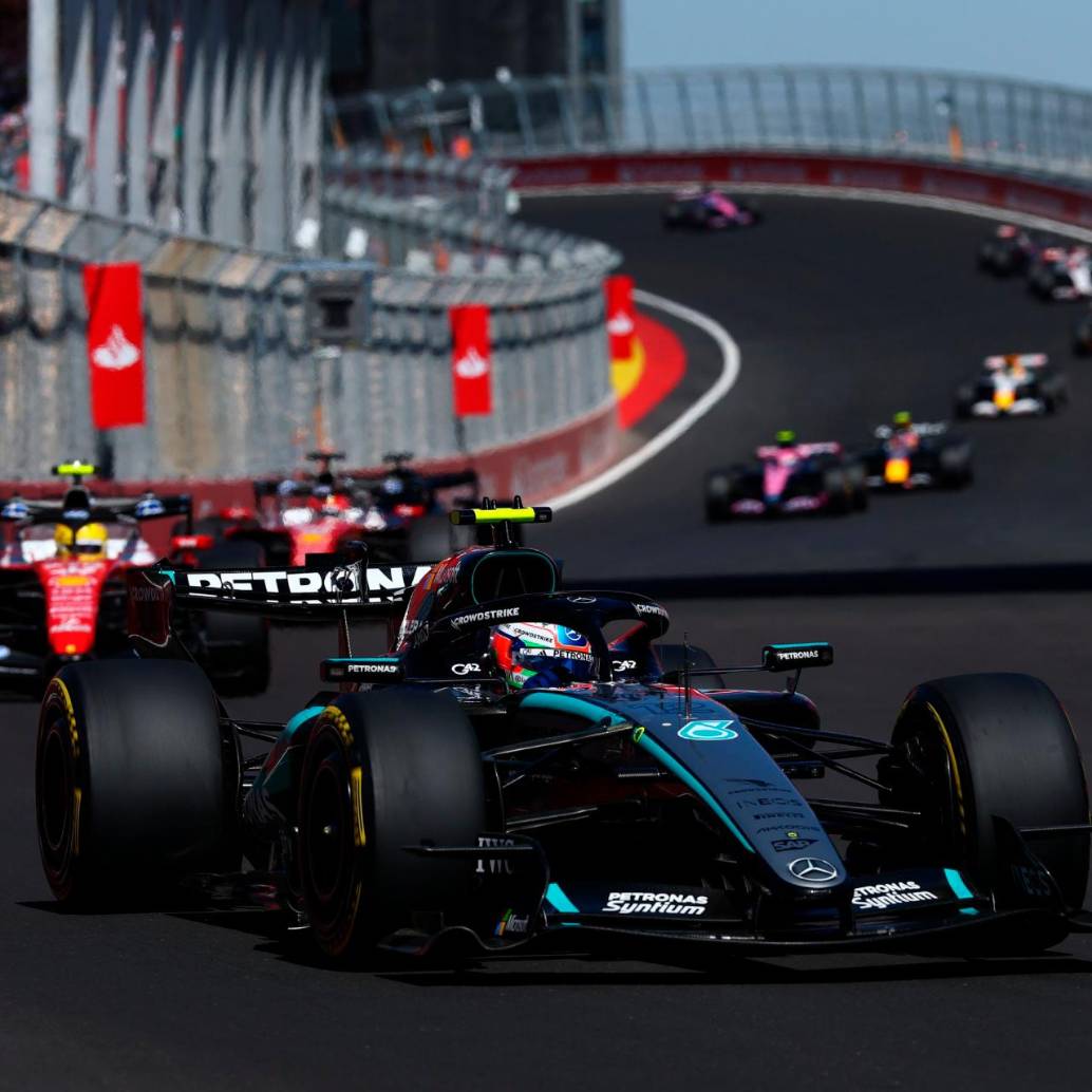Al frente, Andrea Kimmi Antonelli, líder actual del Mundial de F1. FOTO: <b>X F1</b>