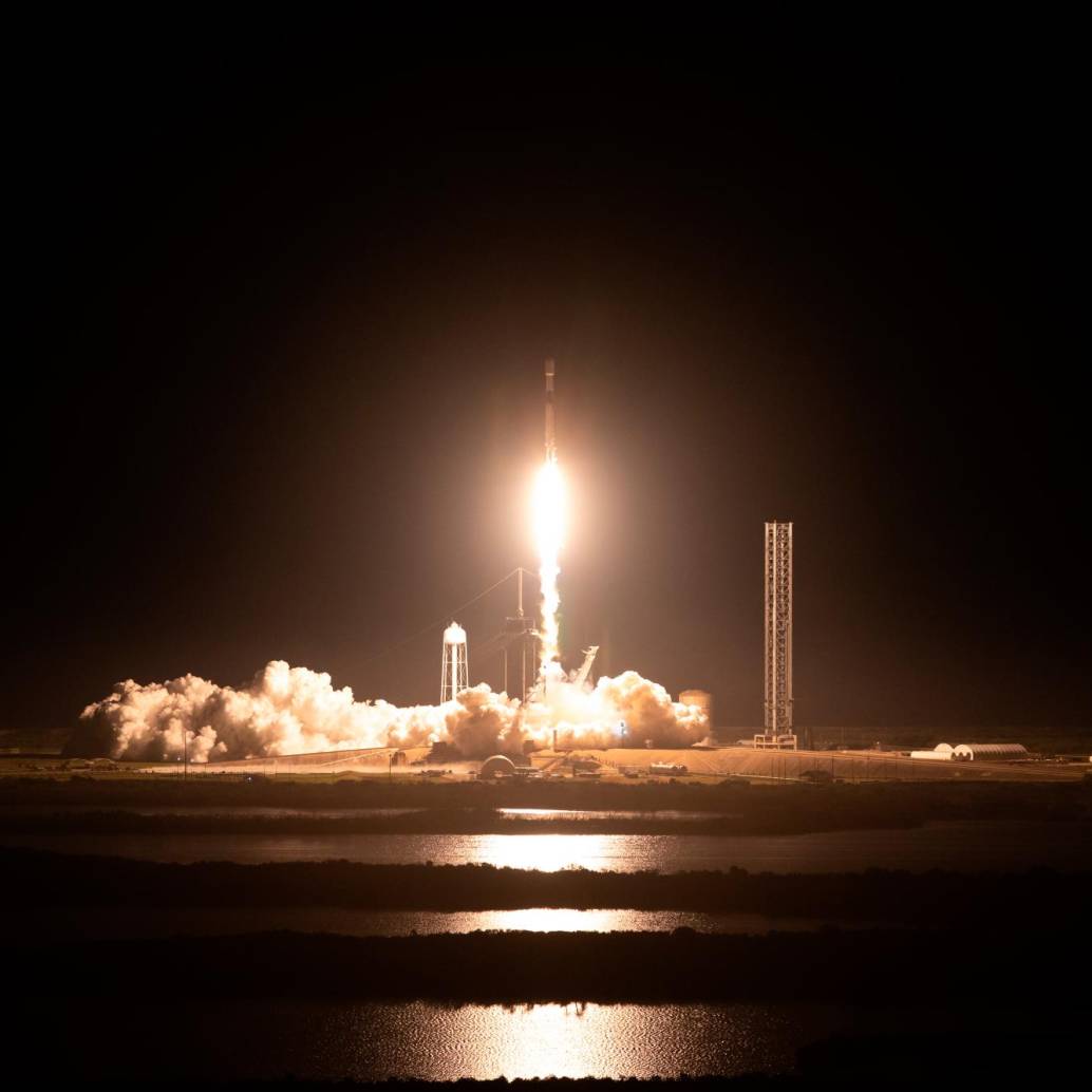 El cohete SpaceX Falcon 9 transporta el módulo de aterrizaje lunar Nova-C de Intuitive Machines que despegó de la plataforma de lanzamiento 39A en el Centro Espacial Kennedy de la NASA en Florida. Foto NASA. 