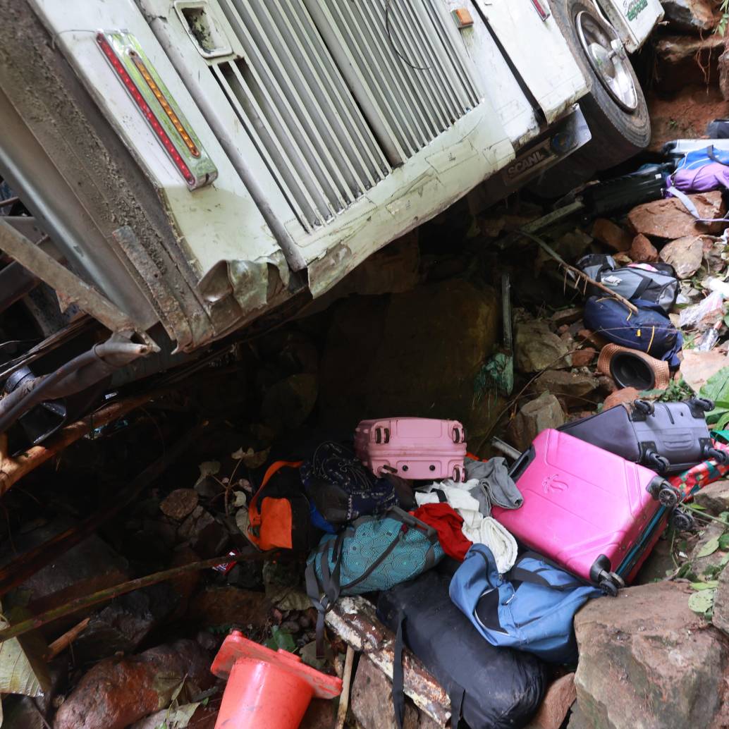 17 personas: 16 jóvenes que regresaban de su fiesta de graduación en la playa, y el conductor del bus que los transportaba fallecieron en un grave accidente de tránsito este domingo. Foto: Manuel Saldarriaga Quintero.