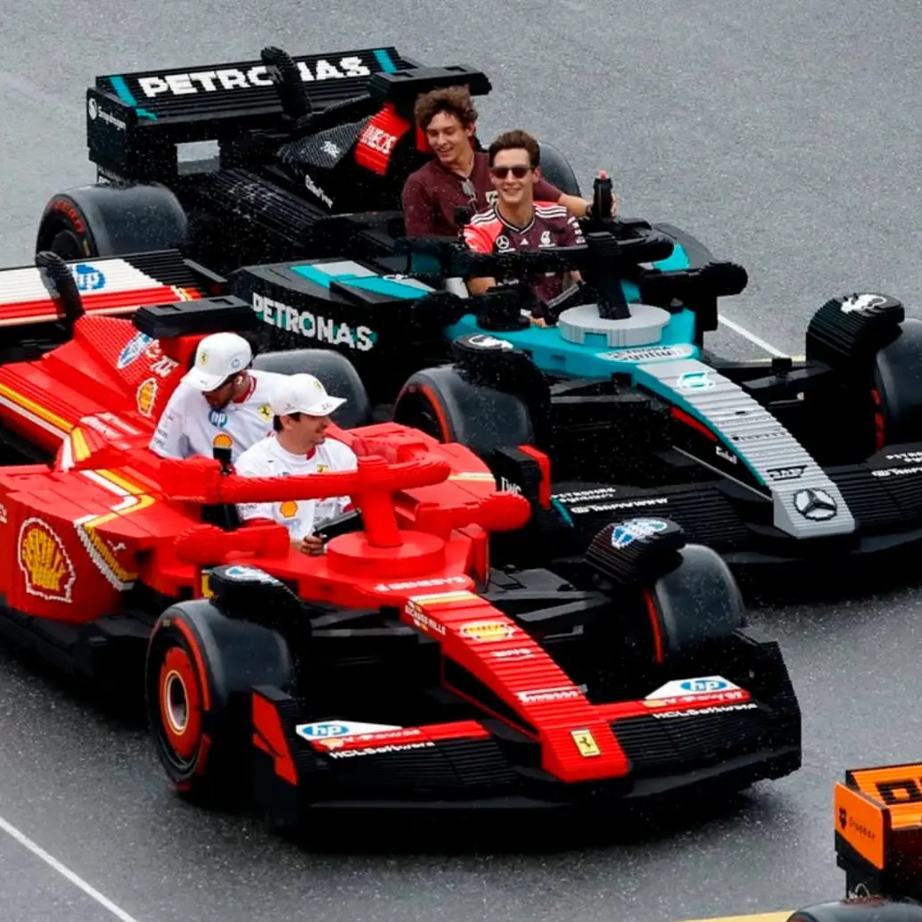 Diez autos de Lego de Fórmula 1 rodaron por la pista del Hard Rock Stadium de Miami. FOTO: Tomada de Instagram @f1