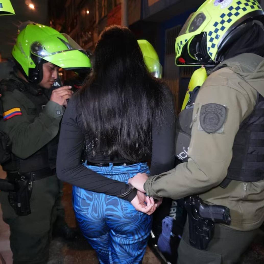 La mujer, con una condena activa por el delito de tentativa de homicidio, fue encontrada de fiesta en un bar de la localidad de Suba, en Bogotá. FOTO: Alcaldía de Bogotá y Policía Metropolitana