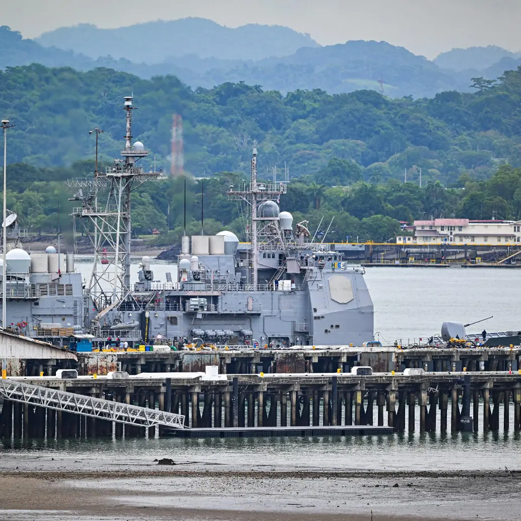 <span class="mln_uppercase_mln">El</span><b><span class="mln_uppercase_mln"> buque de guerra USS Lake Erie (CG 70) de la Armada de EE. UU. atraca en el puerto de Balboa, en la Ciudad de Panamá, el 28 de agosto de 2025. FOTO: AFP</span></b>