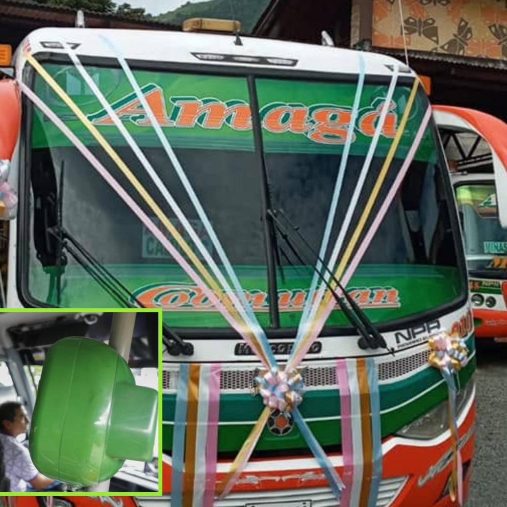 Adelante, uso de la tarjeta cívica dentro de un bus. Atrás, uno de los buses de la empresa Coomutran que realizaría la ruta. Foto: Manuel Saldarriaga Quintero y Cortesía.