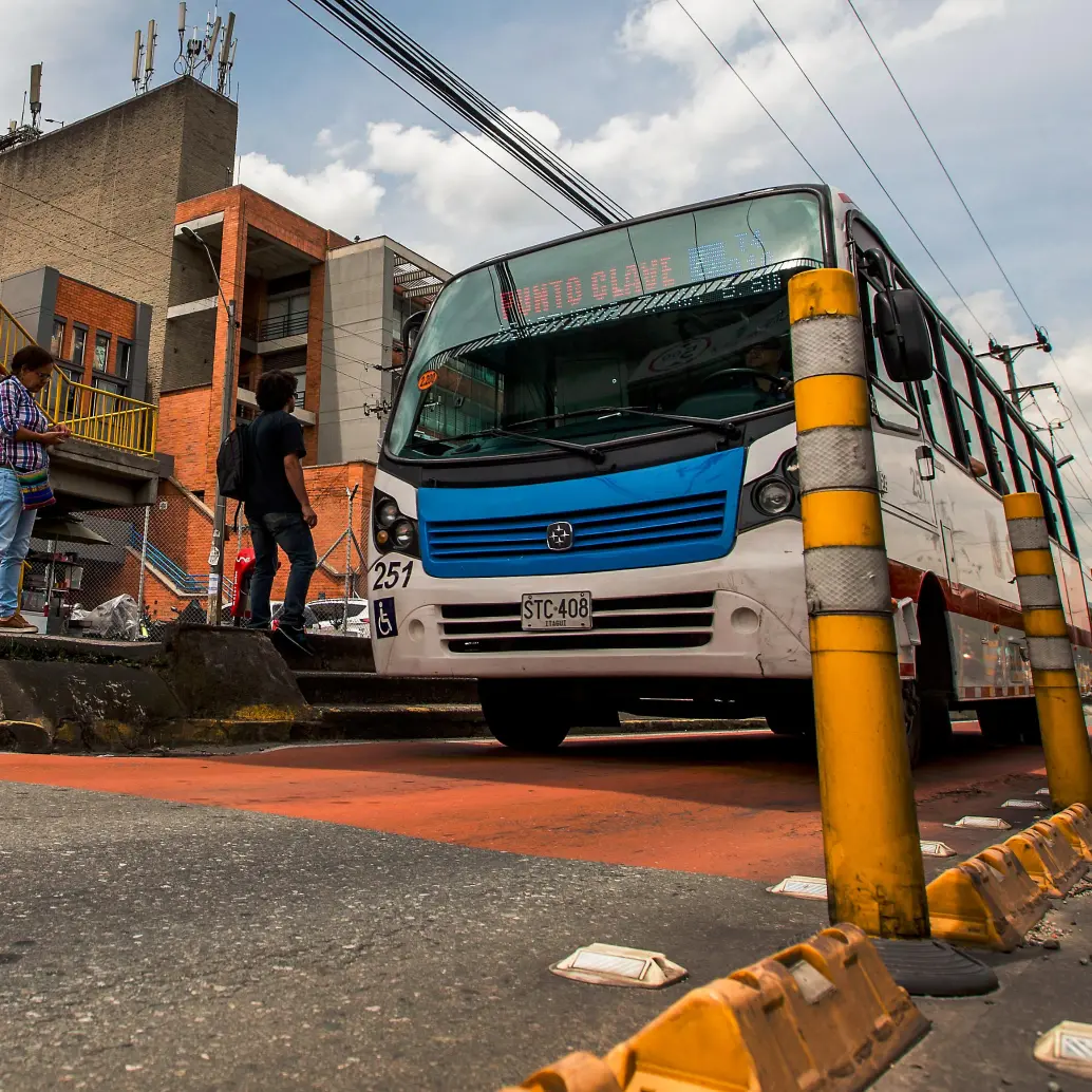 Una de las propuestas de los transportadores es que se restauren los carriles exclusivos para los buses, como los que se intentaron instalar entre 2016 y 2019. FOTO: JULIO CÉSAR HERRERA