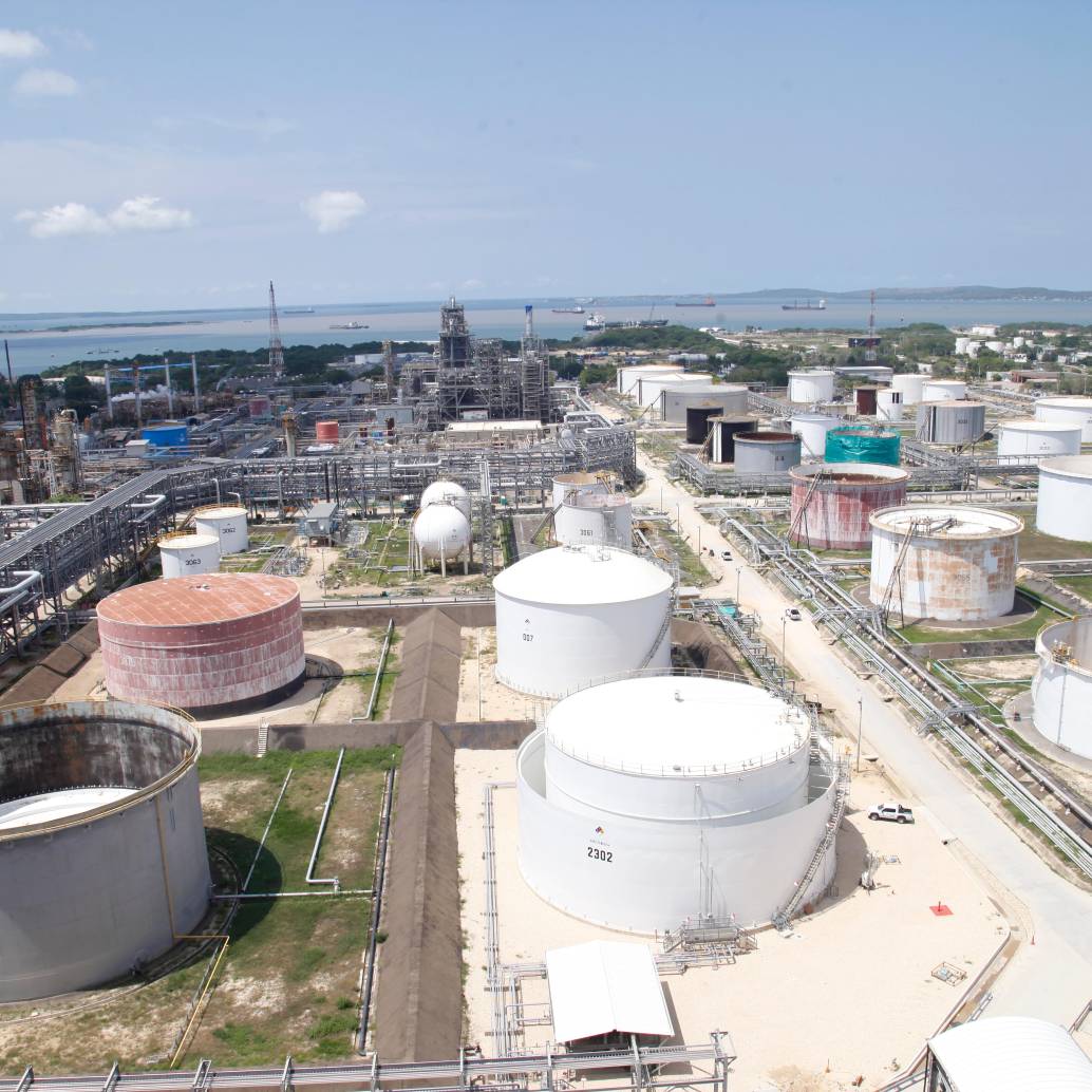 Vista de la Refinería de Cartagena, donde una falla en el suministro eléctrico obligó a apagar temporalmente las unidades de proceso. FOTO COLPRENSA. 