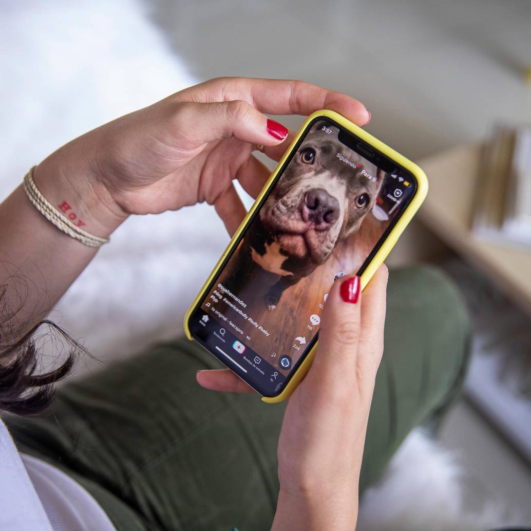 Mientras tanto, en Reino Unido, el ente regulador de medios de comunicación y telecomunicaciones abrió investigación contra TikTok para determinar si ha incumplido sus obligaciones de proteger a los menores de la exposición a contenidos perjudiciales. FOTO El Colombiano. 
