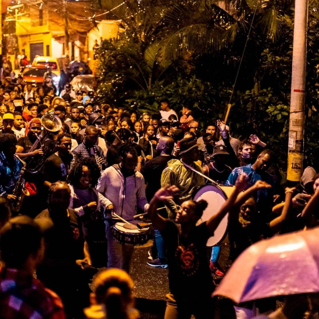 La Noche Negra es una iniciativa de Son Batá que empezó hace 13 años en la comuna 13 con el propósito de derribar las fronteras invisibles con música y baile. Foto Miguel Ángel Mosquera. 