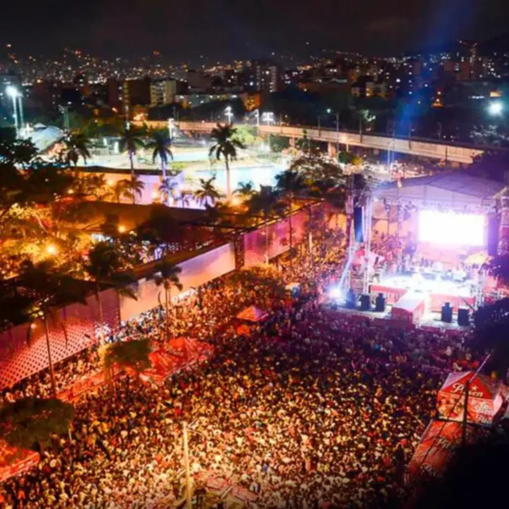 La Feria de las Flores siempre se comienza con el Tablado Inaugural Pilsen para la noche este 1 de agosto en la Avenida Centenario a las afuera del estadio Atanasio Girardot. FOTO: ARCHIVO EL COLOMBIANO