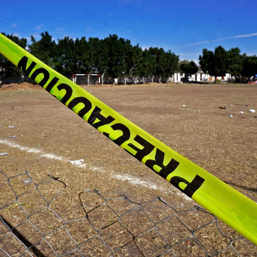Un grupo de hombres armados abrió fuego contra las personas congregadas para ver un partido de fútbol regional en un recinto de Salamanca, ciudad del estado mexicano de Guanajuato. FOTO: AFP