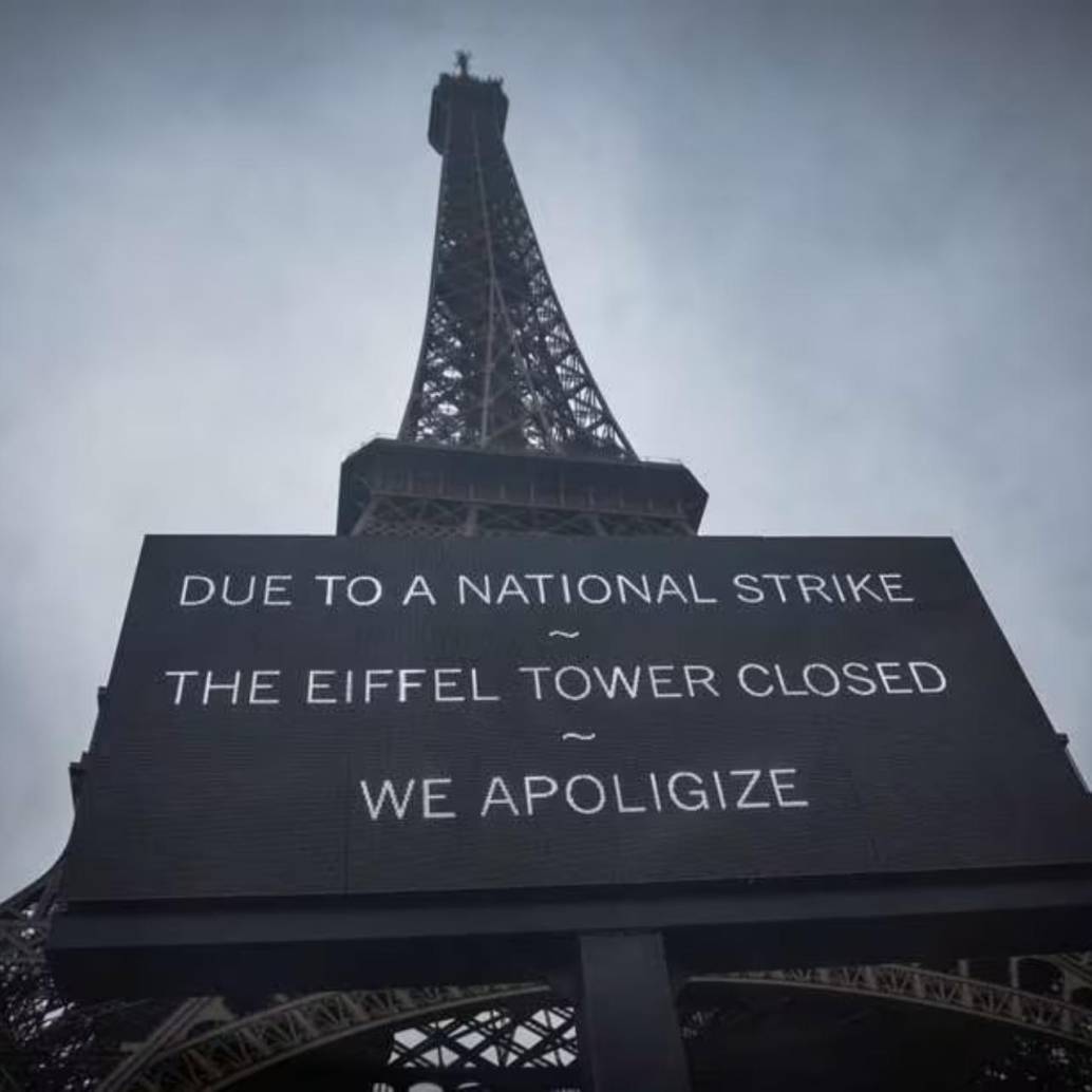 Miles de turistas han perdido la ida hasta la torre Eiffel desde este lunes 19 de febrero, al llegar y encontrar el lugar emblemático, cerrado y con este letrero. FOTO: AFP