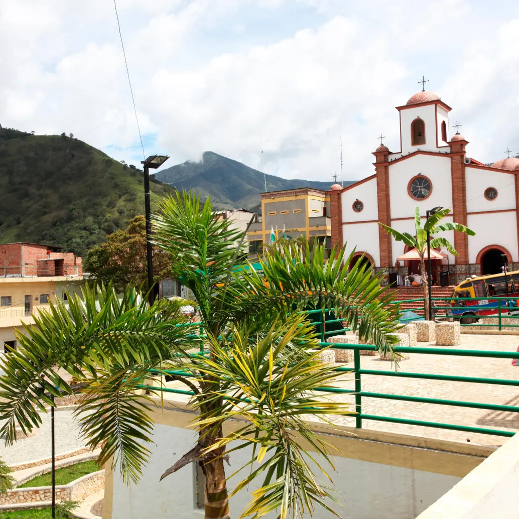 Caicedo está ubicado en el occidente antioqueño, a casi cien kilómetros de Medellín. Se le considera una reserva hídrica. Uno de sus atractivos es el Parque Natural Regional Corredor de las Alegrías . FOTO julio herrera