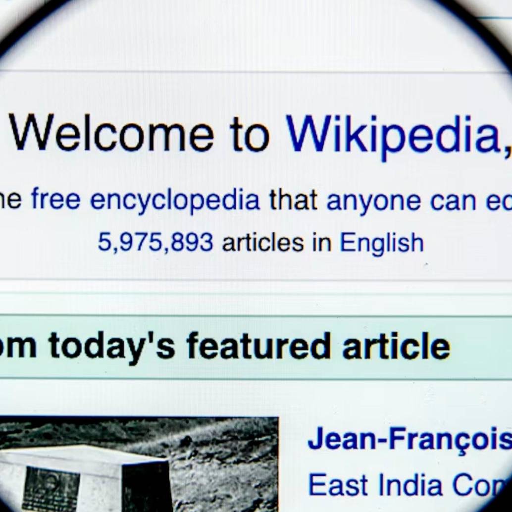 El cofundador de Wikipedia afirmó que su compañía negocia con los gigantes tecnológicos un aporte en contraprestación por el uso de su información. Foto: Getty.