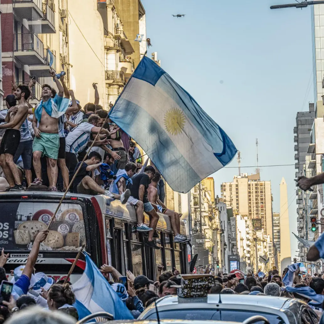 Para los argentinos el fútbol es casi una religión, una parte fundamental de su vida. Por eso viven el balompié con una pasión desbordada que, por lo general, sorprende en otras partes del mundo. FOTO GETTY