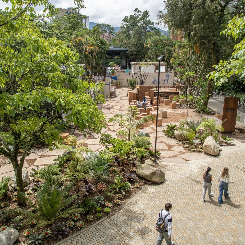 El parque “Origen” de Eafit fue construido con materiales de un antiguo edificio. FOTO: EAFIT