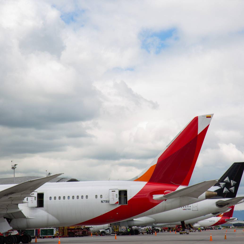 La inmovilización de los Airbus A319, A320 y A321 por una actualización urgente de software afectó este fin de semana la operación aérea en Colombia, especialmente a los aviones de Avianca. FOTO: MinTransporte.