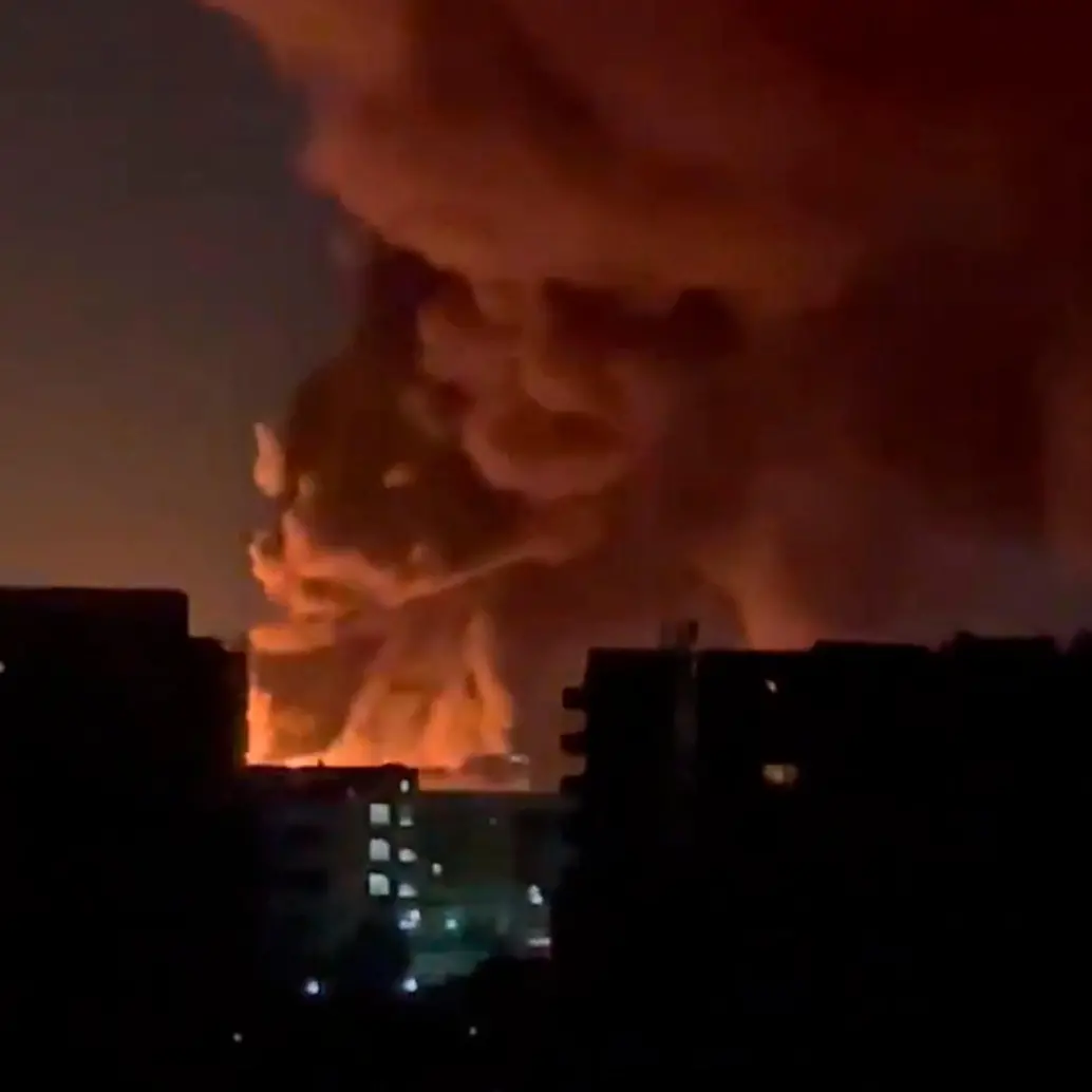 Este incendio en una subestación eléctrica, del que aún se desconocen sus causas, es la razón por la que el aeropuerto Heathrow en Londres haya cancelado sus operaciones este viernes, 21 de marzo. FOTO: Captura de video