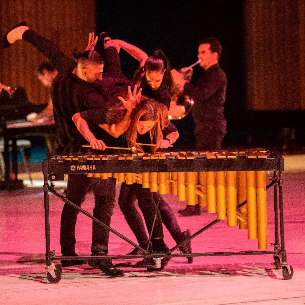 En ¡<i>Levántate y baila!</i>, un concierto que rompió esquemas, los músicos interpretaron sus instrumentos en movimiento y sin partitura. FOTO Esneyder Gutiérrez
