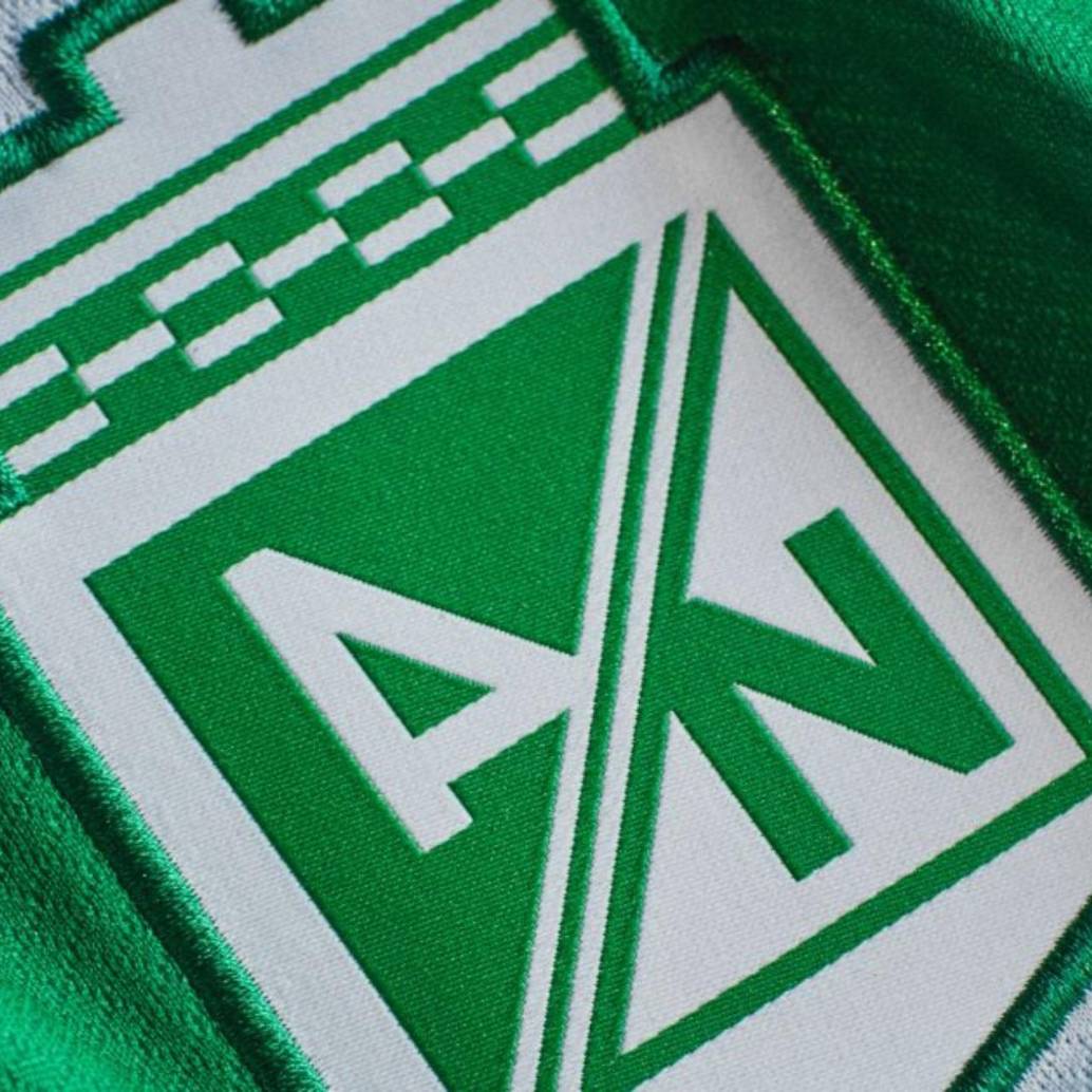 La camiseta incluye un detalle interior oculto que conmemora un momento inolvidable de aquella legendaria campaña: el 90+4, tiempo del gol de Orlando Berrio. FOTO: Atlético Nacional y Nike