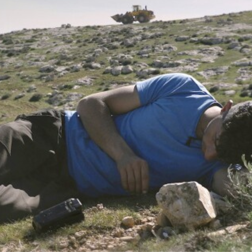El activista y profesor fue asesinado mientras estaba en el mismo lugar donde filmaron la película. Foto: Fotograma de “No Other Land”.
