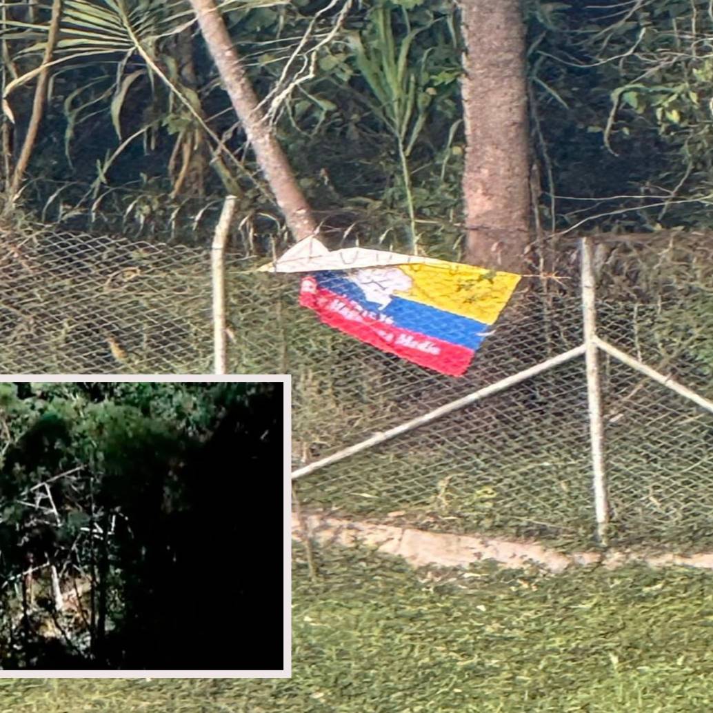 Adelante, una bandera de las Disidencias dejada en el lugar de los hechos. Atrás, la torre derribada. FOTO: cortesía Denuncias Antioquia