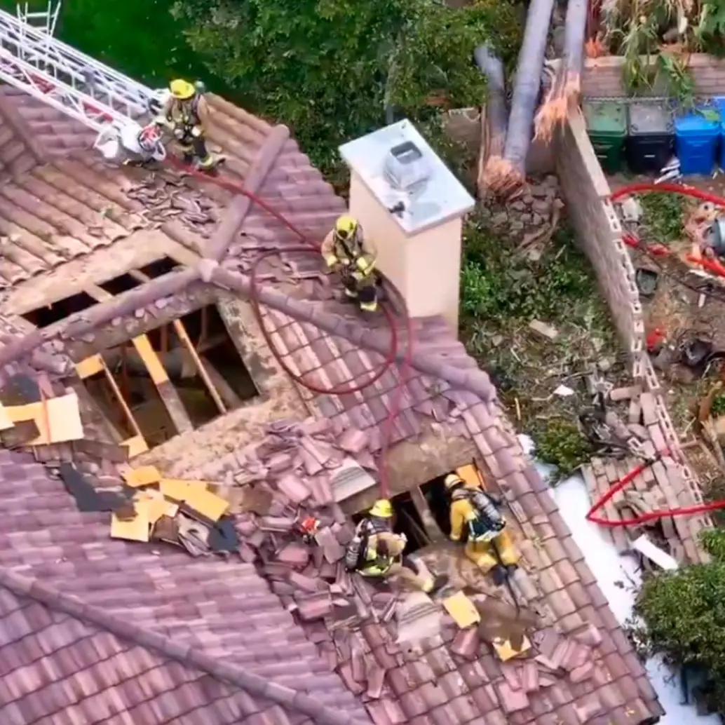Los habitantes de las casas afectadas se encontraban dentro de ellas durante el accidente, pero no resultaron heridos. FOTO: Captura de video X @VCFD_PIO