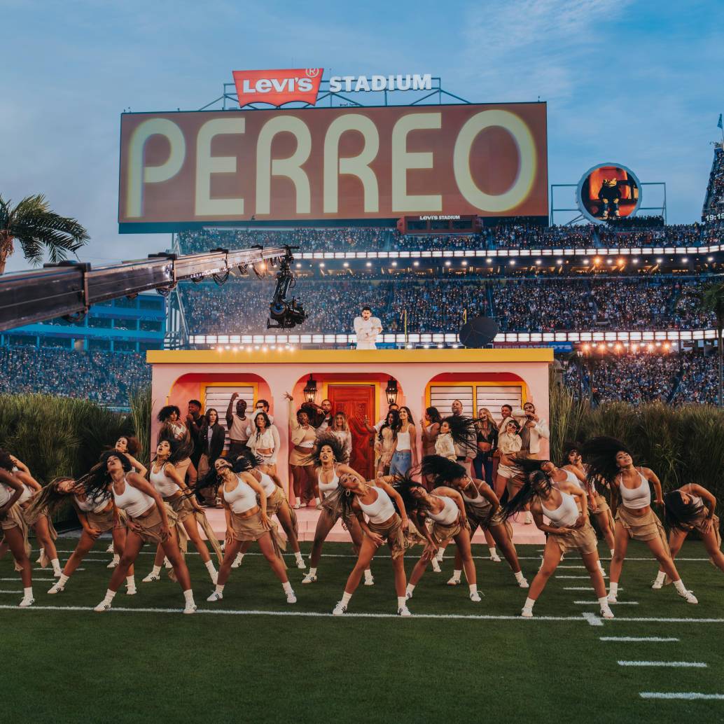 En el show de medio tiempo, Bad Bunny apostó por un mensaje claro, America no es sólo Estados Unidos. A lo largo de la presentación hizo referencia a todos los páise del continente. Foto Edwin Rodríguez.