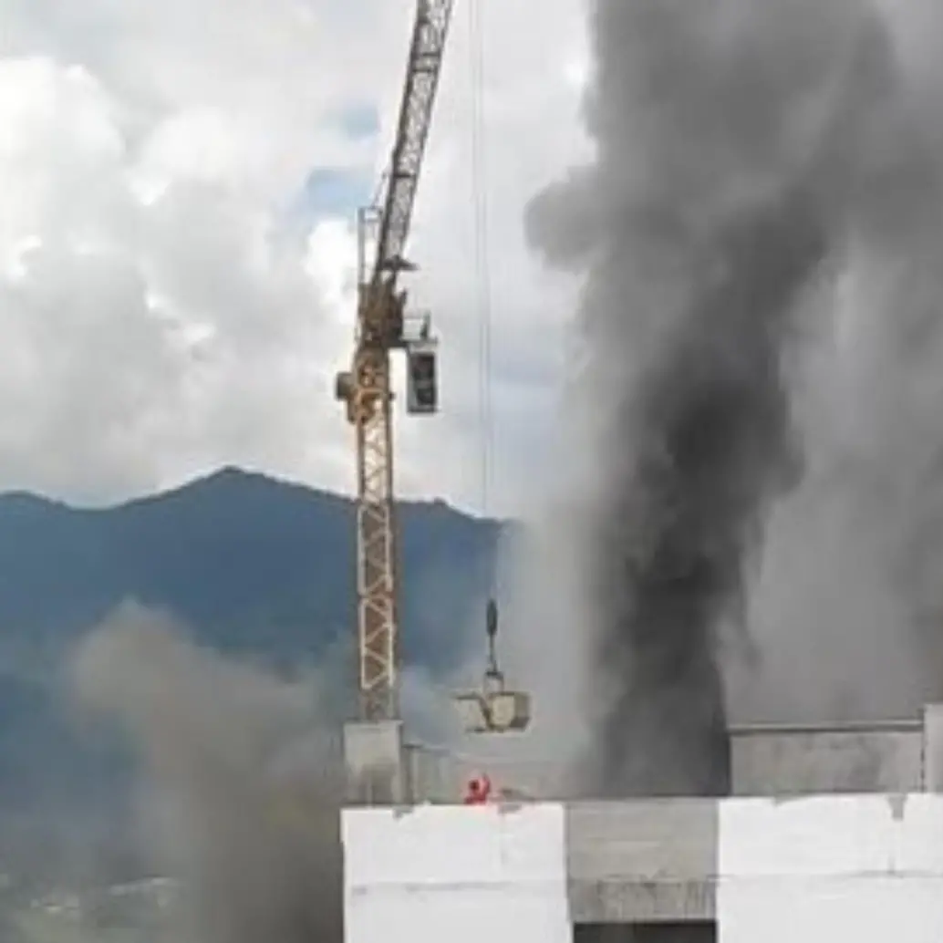 Momento del rescate del obrero en el incendio ocurrido en Caldas. FOTO: Tomada de redes sociales