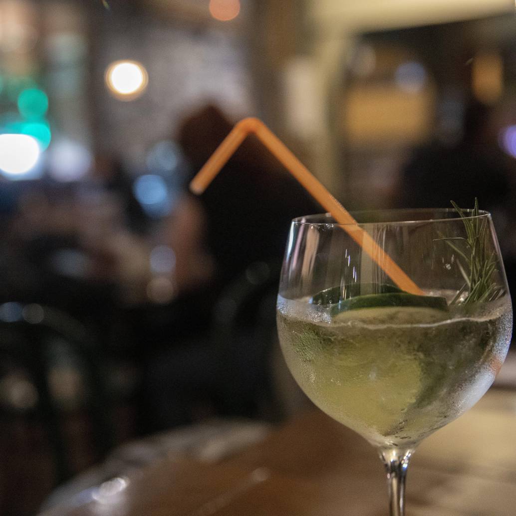 La caipirinha es un coctel clásico de brasil hecho con cachaza, limón, azúcar y hielo. Foto: Carlos Alberto Velásquez