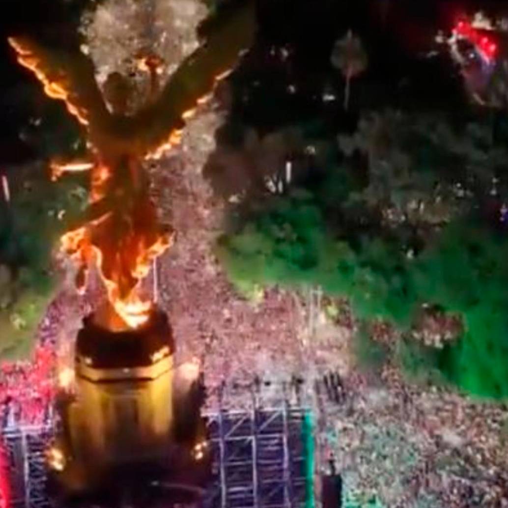 El Ángel de la Independencia se vistió de fiesta tras el triunfo de México sobre Ecuador. FOTO: <b>Captura</b>