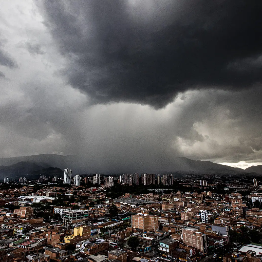 Imagen de referencia de una tormenta sobre la ciudad de Medellín. Foto: Jaime Pérez Munévar