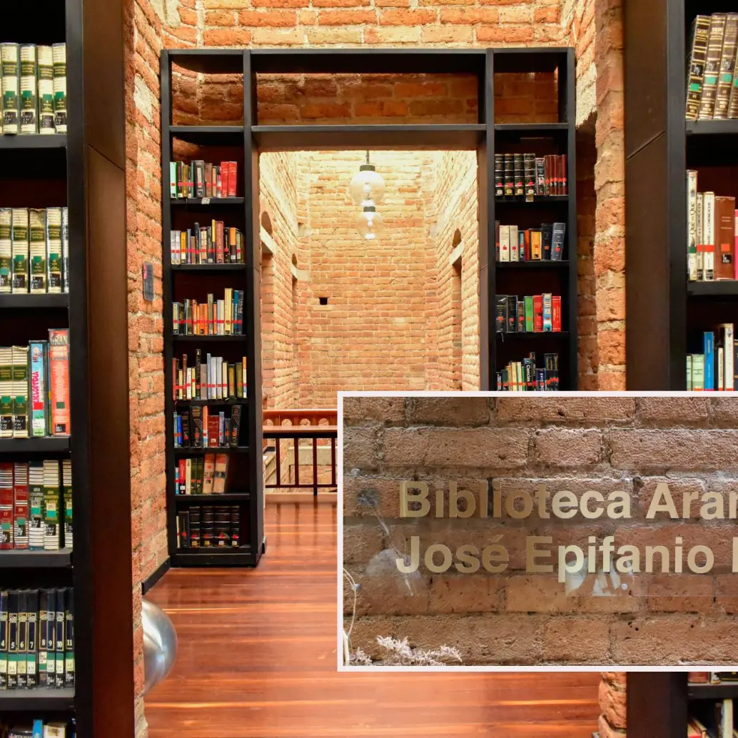 Adelante, la nueva placa que oficializa el cambio de nombre. Atrás, uno de los pasillos de la biblioteca en Aranjuez. FOTO: Cortesía