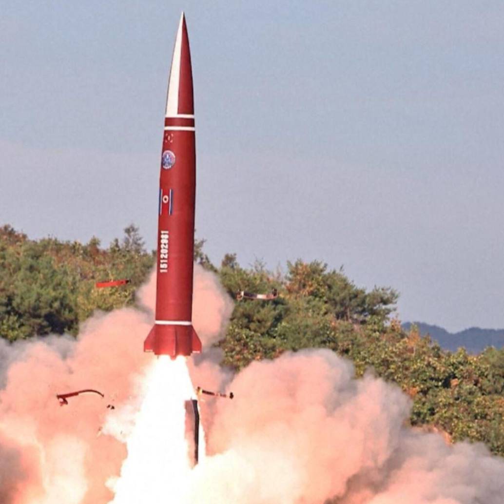 La exhibición del misil se dio tras completarse cuatro días de lanzamientos de proyectiles por parte de Corea del Norte. Foto de KCNA tomada de @Belsat_TV