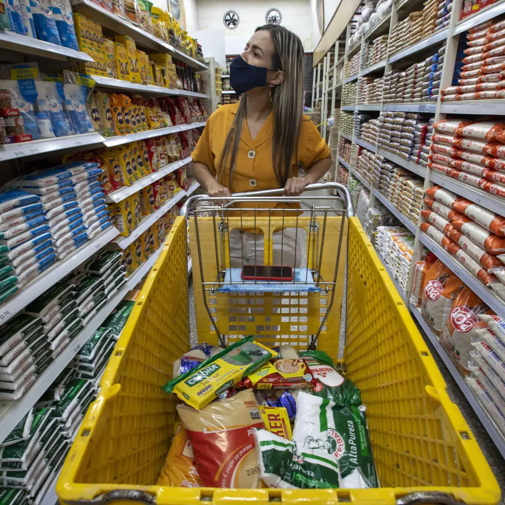 Los hard discount o tiendas de descuento duro ya concentran el 63% de la participación: de cada 100 pesos destinados al consumo masivo, 63 pesos van a parar a este formato. Foto: Edwin Bustamante