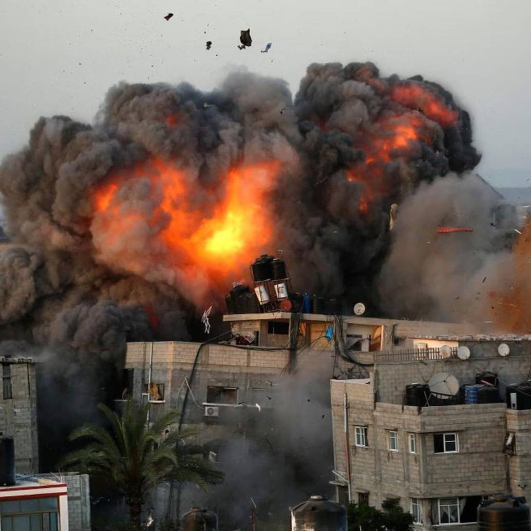 Uno de los edificios en la ciudad de Gaza después de recibir el fuerte impacto de un misil. FOTO: AFP