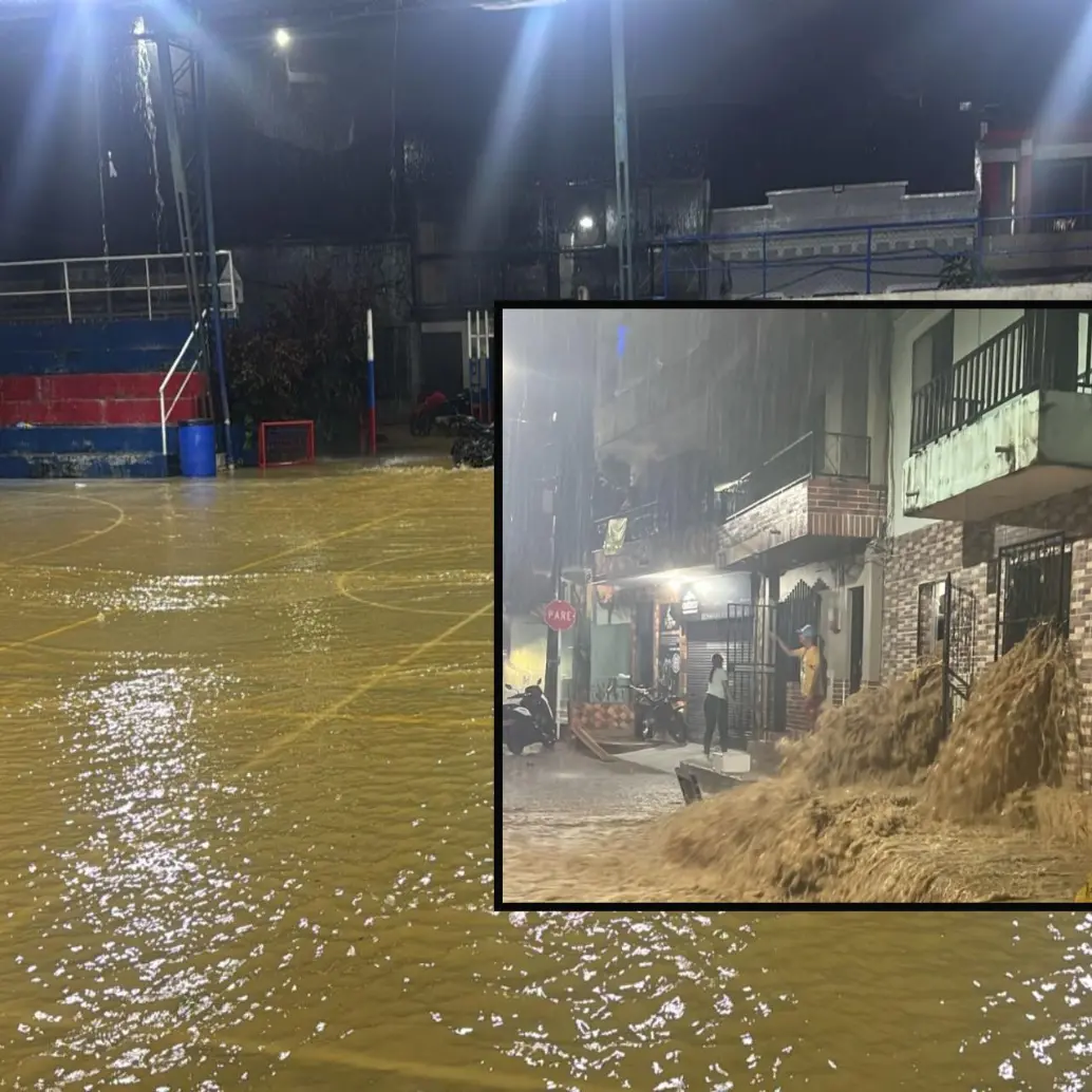 Adelante, una de las casas afectadas. Atrás, el colegio local inundado. FOTO: imagen tomada de redes. 