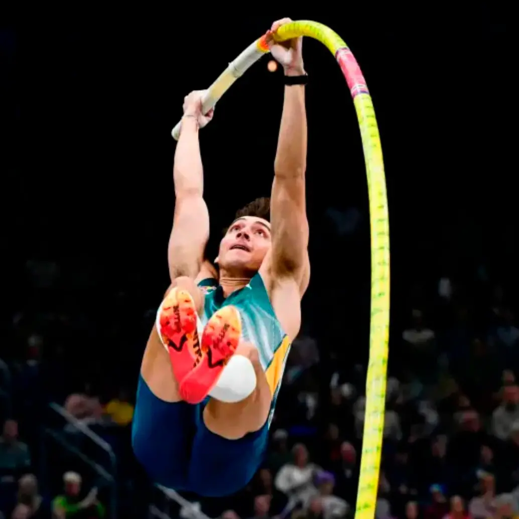 El garrochista sueco Armand Duplantis ha batido varias veces el récord mundial de su disciplina deportiva. FOTO: GETTY